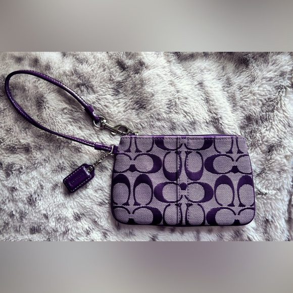 COACH SIGNATURE WRISTLET (PLUM) - Picture 1 of 4